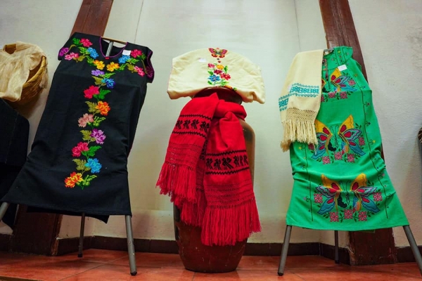 Exhibición y venta de rebozos y accesorios artesanales de Michoacán
