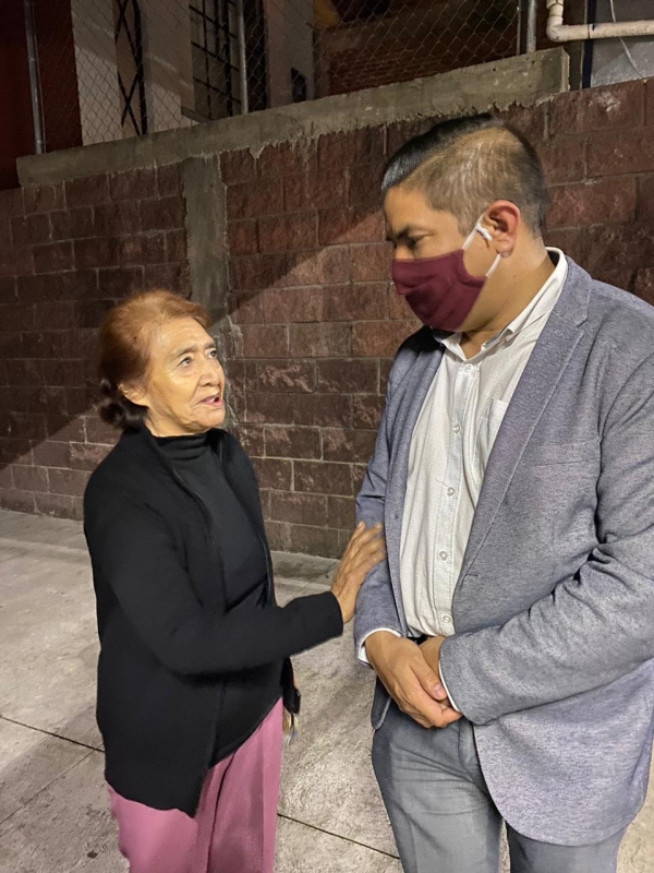 Paco Cedillo entrega apoyo económico a vecinos de San José de la Mina