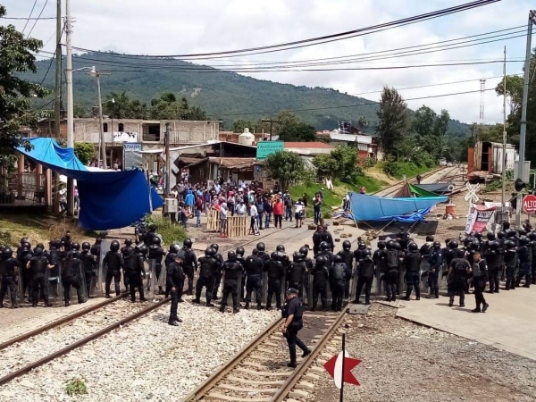 Inició el desalojo de trabajadores de la educación en las vías del tren de Michoacán