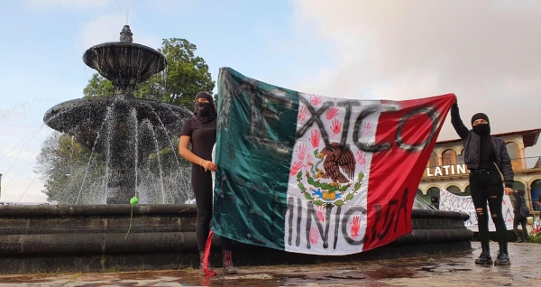 Feministas tiñen de rojo una fuente de Uruapan para exigir justicia