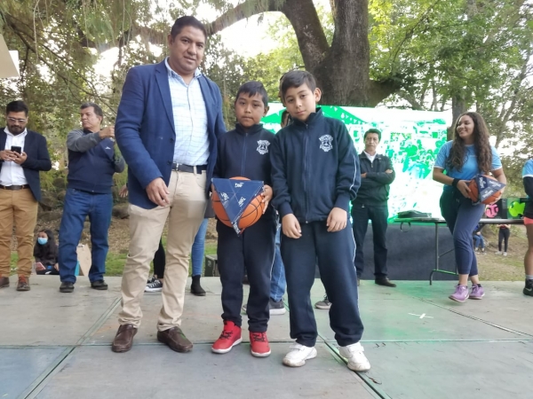 Deportistas de Uruapan reciben balones de Paco Cedillo