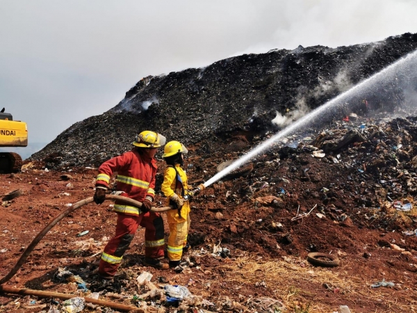 Grave contaminación en Uruapan por el incendio del basurero municipal