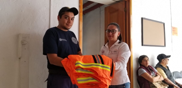 Paramédicos de ERAV reciben chalecos de protección por Paco Cedillo