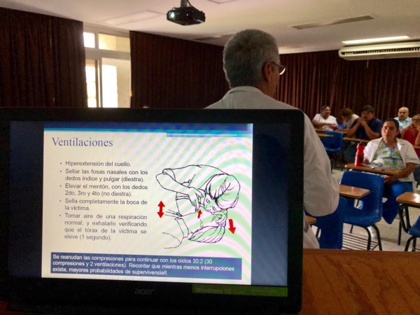 Curso de RCP, manejo y traslado de pacientes de forma segura en el hospital general de Uruapan