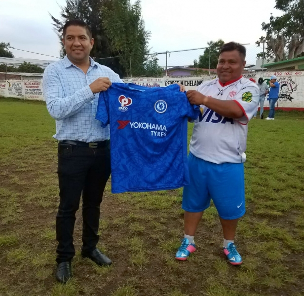 Francisco Cedillo entregó 17 uniformes a equipo de futbol de La Mora