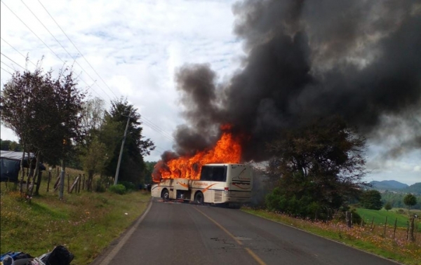 Bloquean carretera rumbo a Los Reyes e incendian autobús