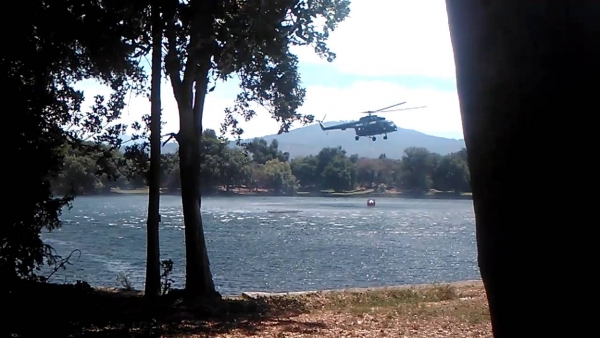 Helicóptero cisterna inicia operaciones para apagar el cerro El Jabalí