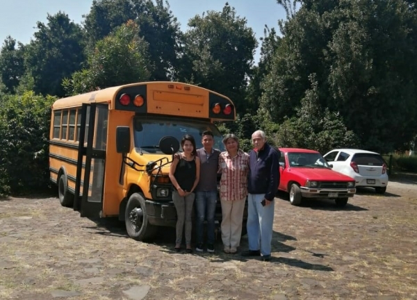 Para viajes escolares y otros adquiere Mayela Salas autobús que puso a disposición de los habitantes