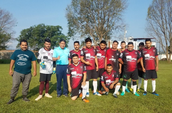 El equipo de fútbol “Deportivo Jaramillo” recibió uniformes y balones del legislador Paco Cedillo