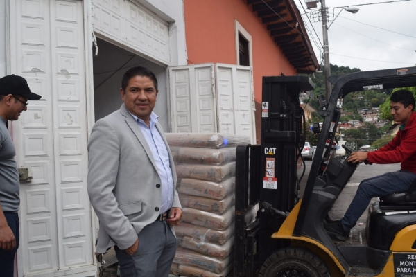 El Diputado local, Francisco Cedillo entregó material para construción y despensas a familias uruapenses