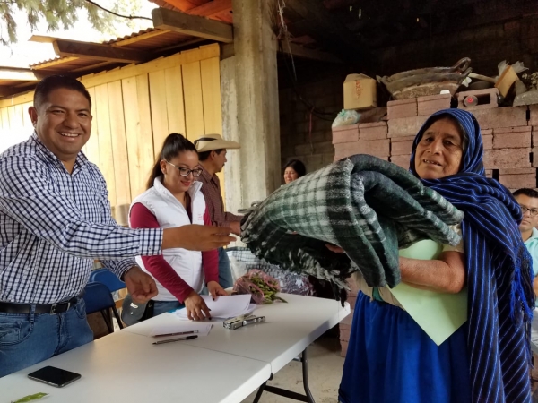 Habitantes de San Lorenzo, municipio de Uruapan, reciben cobijas por Paco Cedillo