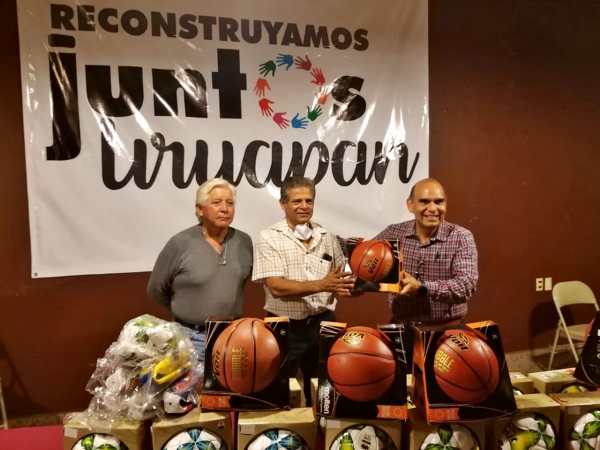 Entrega Rafa Ortiz material deportivo al Consejo Municipal del Deporte en Uruapan