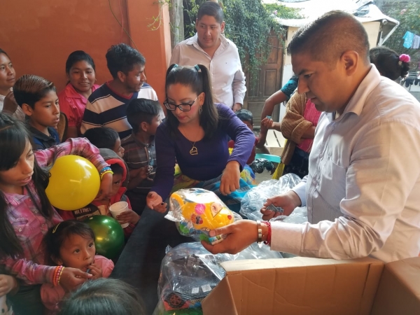 Niños de Capacuaro felices por recibir juguetes y alegría de Paco Cedillo