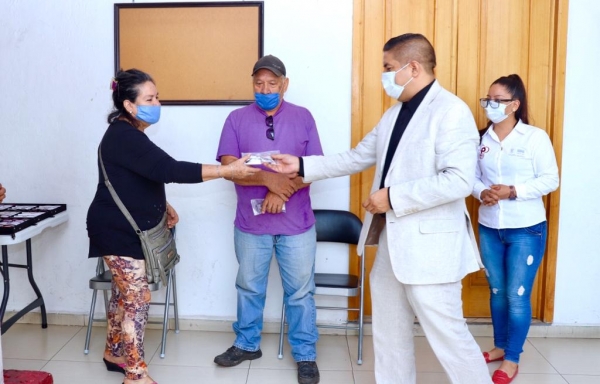 Paco Cedillo entrega 100 lentes con el 80 por ciento de descuento a personas vulnerables de Uruapan