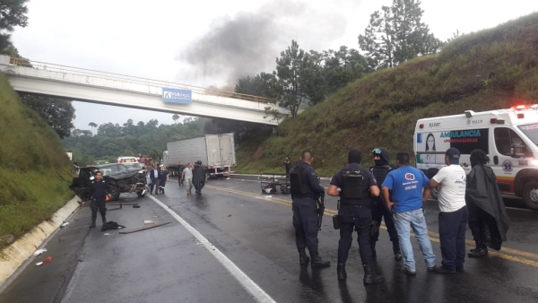 Fueron 2 muertos y 5 heridos en el choque entre tráiler y camioneta de la Siglo XXI