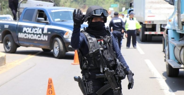 Señalan a elementos de la Policía Michoacán de acosar sexualmente a una joven, durante revisión en Uruapan