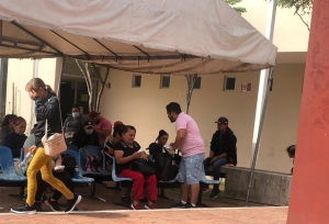 Particulares Obsequian desayunos fuera de la UMF 76 del IMSS en Uruapan