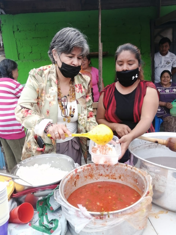Mayela Salas comparte alimentos preparados con los más afectados por COVID-19