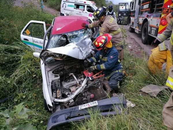 Taxista muere prensado en brutal choque