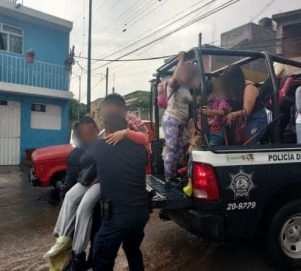Auxilia SSP a niños atrapados en una escuela inundada en Morelia