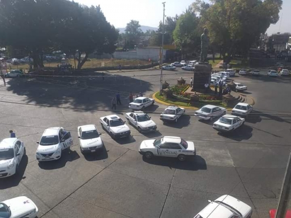 Casi tres horas de bloqueo en Uruapan por transportistas y concesionarios