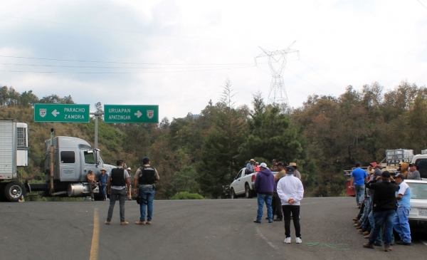 Continúa bloqueada la carretera a Paracho a la altura de Pomacuarán