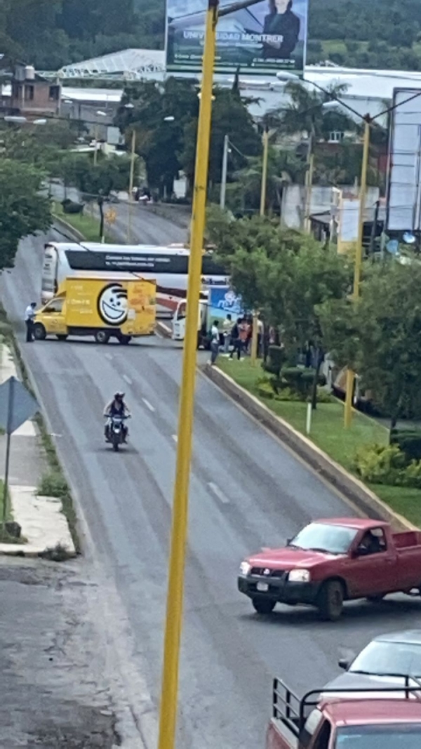 Bloqueado el Boulevard Industrial en Uruapan por &quot;normalistas&quot; piden pago a profesores y trabajo para los egresados