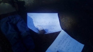 Con mensaje a delincuentes de Uruapan y la meseta purhépecha dejan abandonado un cuerpo en la carretera a Los Reyes