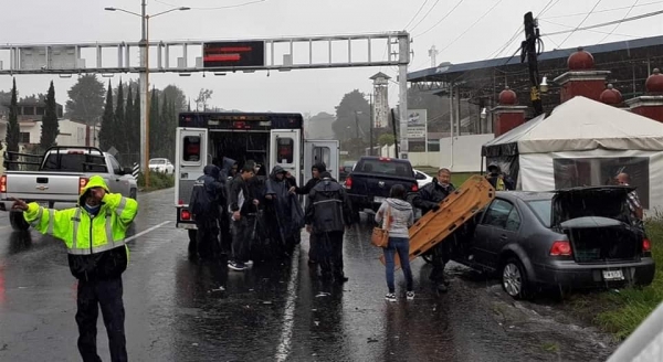 Aparatoso accidente sobre salida a Paracho deja 4 víctimas