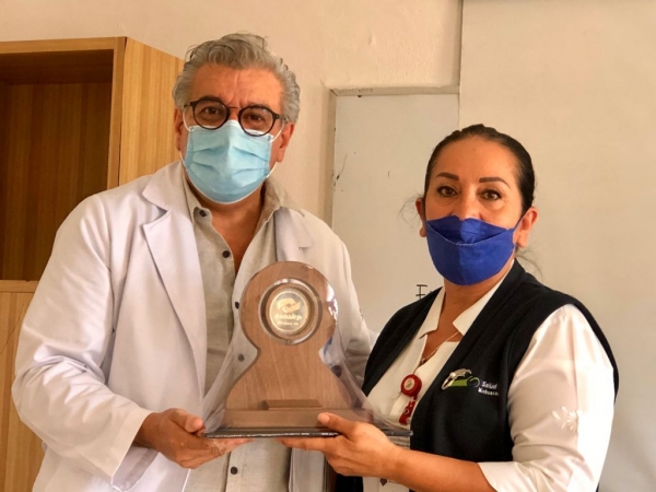Imelda Ibarra Arreola, jefa de Enfermería del Hospital General de Uruapan “Dr. Pedro Daniel Martínez” recibe presea Gobierno del Estado