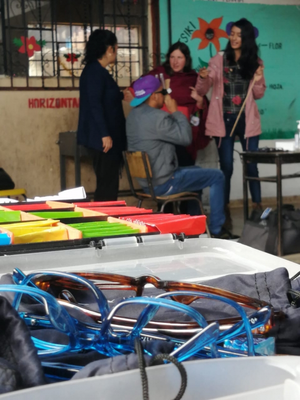 600 anteojos gratuitos entrega la ONG Global Vision 2020 a los habitantes de Angahuan y 7 municipios de la región