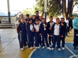 Niños deportistas participaran en Deportivos Nacionales Escolares de Educación Básica, Nacho Campos les regala uniformes
