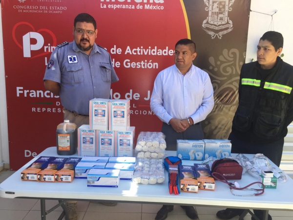 Paramédicos reciben equipo de curación del legislador Paco Cedillo