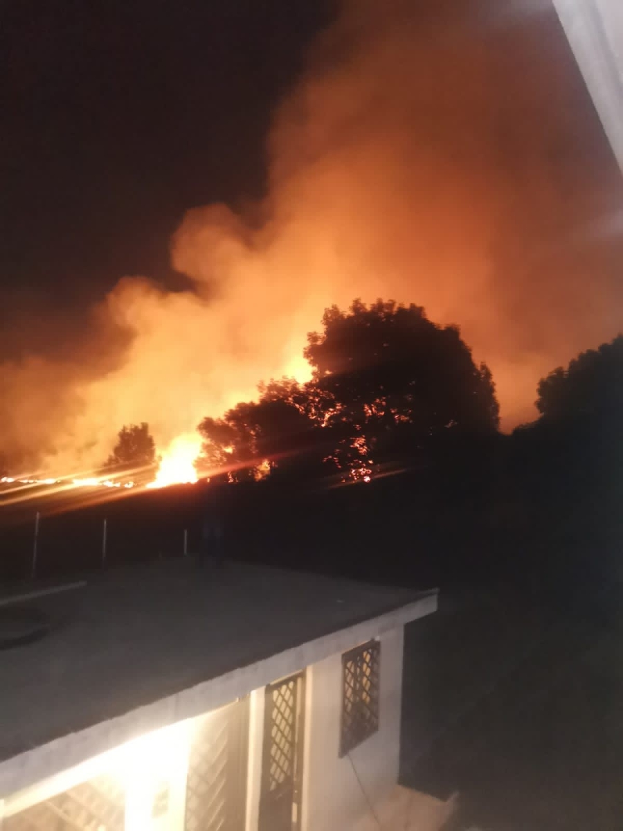 Voraz incendio convirtió al aeropuerto de Uruapan en “infierno”