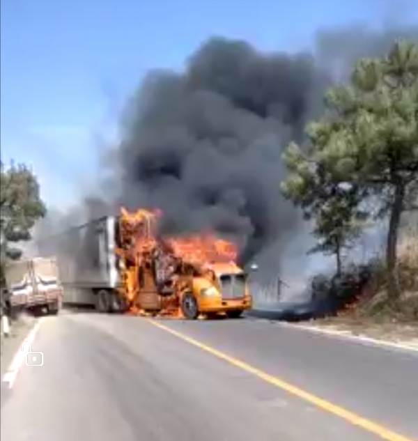 Delincuentes causan terror en Uruapan; queman vehículos en distintos puntos