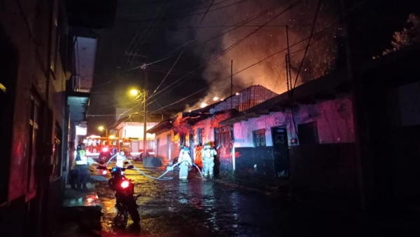 Bomberos rescatan a una familia atrapada en voraz incendio