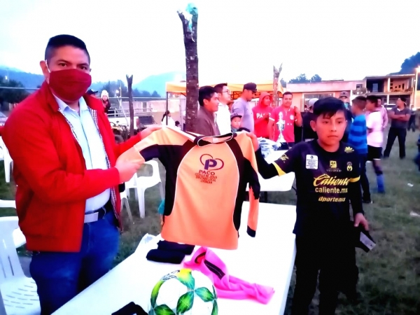 Paco Cedillo entrega premios a niños deportistas de San Lorenzo