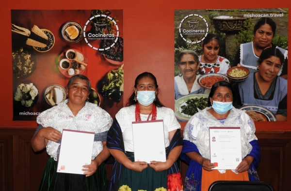 Entregan reconocimientos a maestras  cocineras tradicionales michoacanas