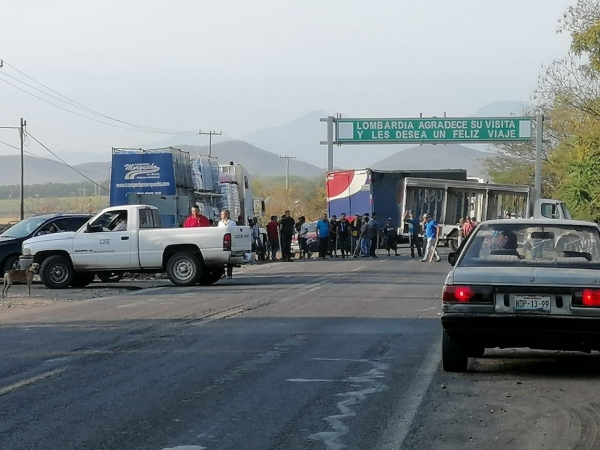 Cerrados los accesos al municipio de Gabriel Zamora en rechazo a la estancia del Ejército Mexicano