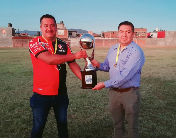 Paco Cedillo premia a deportistas de Uruapan