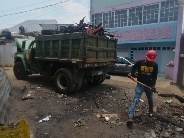 Familia que perdió su vivienda en incendio fue apoyada por Nacho Espinosa para limpiar su terreno en Uruapan