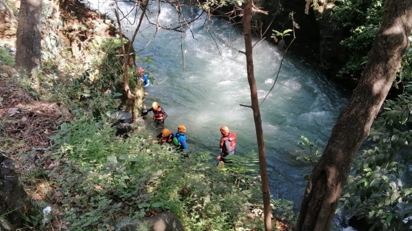 Rescatistas buscan cuerpo de  una persona, en el río Cupatitzio