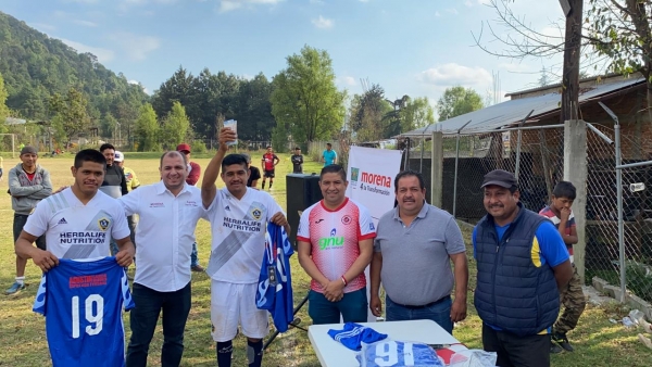 Paco Cedillo premia a los ganadores del Torneo de Fútbol 4T Inter Comunidades Indígenas