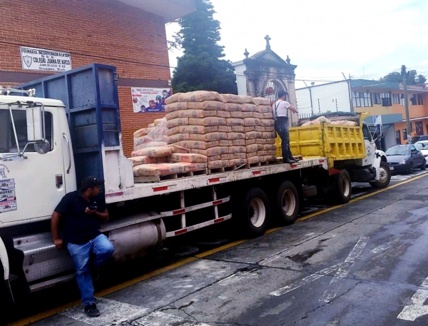 A bajo costo Paco Cedillo entrega 18 toneladas de cemento a familias de Uruapan