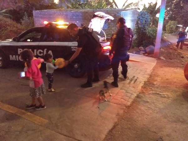 Niños de Taretan reciben juguetes por elementos policiacos