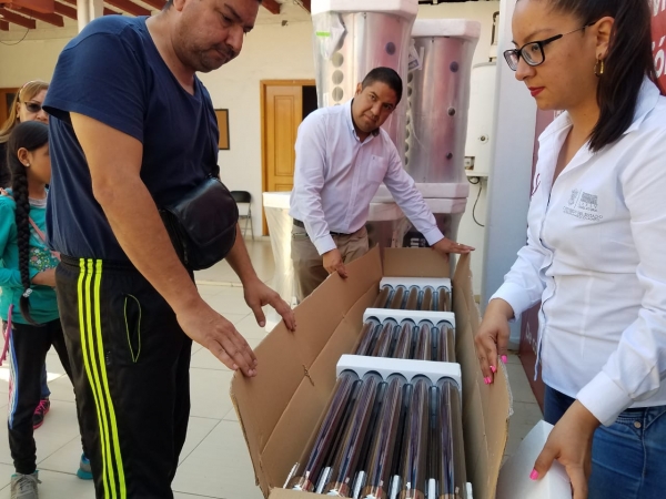Paco Cedillo entrega material de construcción  a familias de bajos recursos
