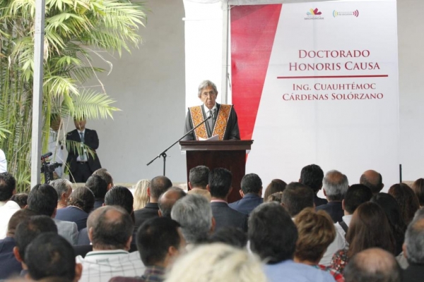 Cuauhtémoc Cárdenas Solórzano recibe Doctorado Honoris Causa por el Gobierno del Estado concedido por la UIIM