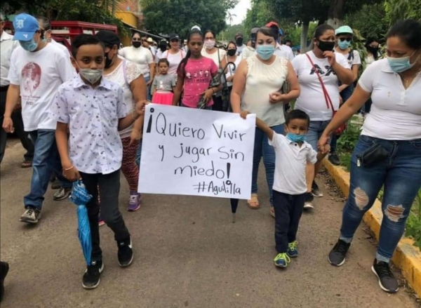 Se unen habitantes de Aguililla para gritar al unísono paz en su municipio
