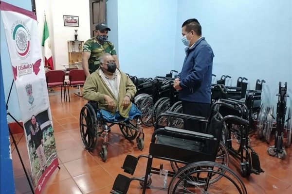 Casimiro Méndez hace la primera entrega de sillas de ruedas a personas con discapacidad