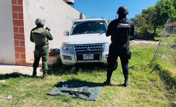 SSP y Sedena aseguran rifle de asalto, droga y vehículo robado